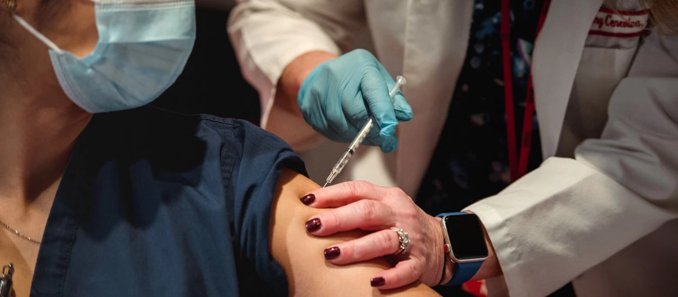 Εμβόλια Pfizer και μυοκαρδίτιδα: Τώρα που εμβολιάζουν εκατομμύρια ανησυχούν για τα… συμπτώματα